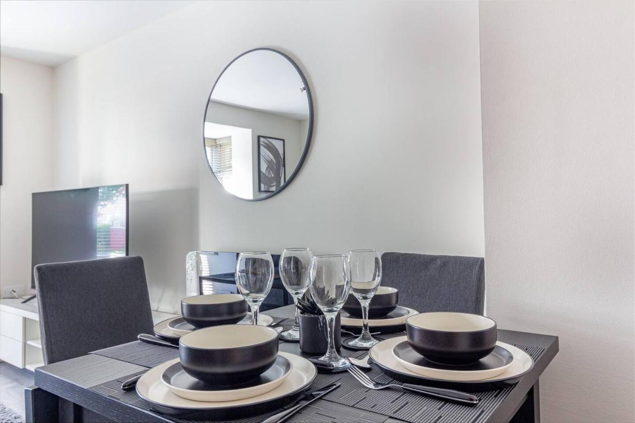 Lovely 2Bed Apt In Redditch, Free Wi-Fi & Parking Buitenkant foto