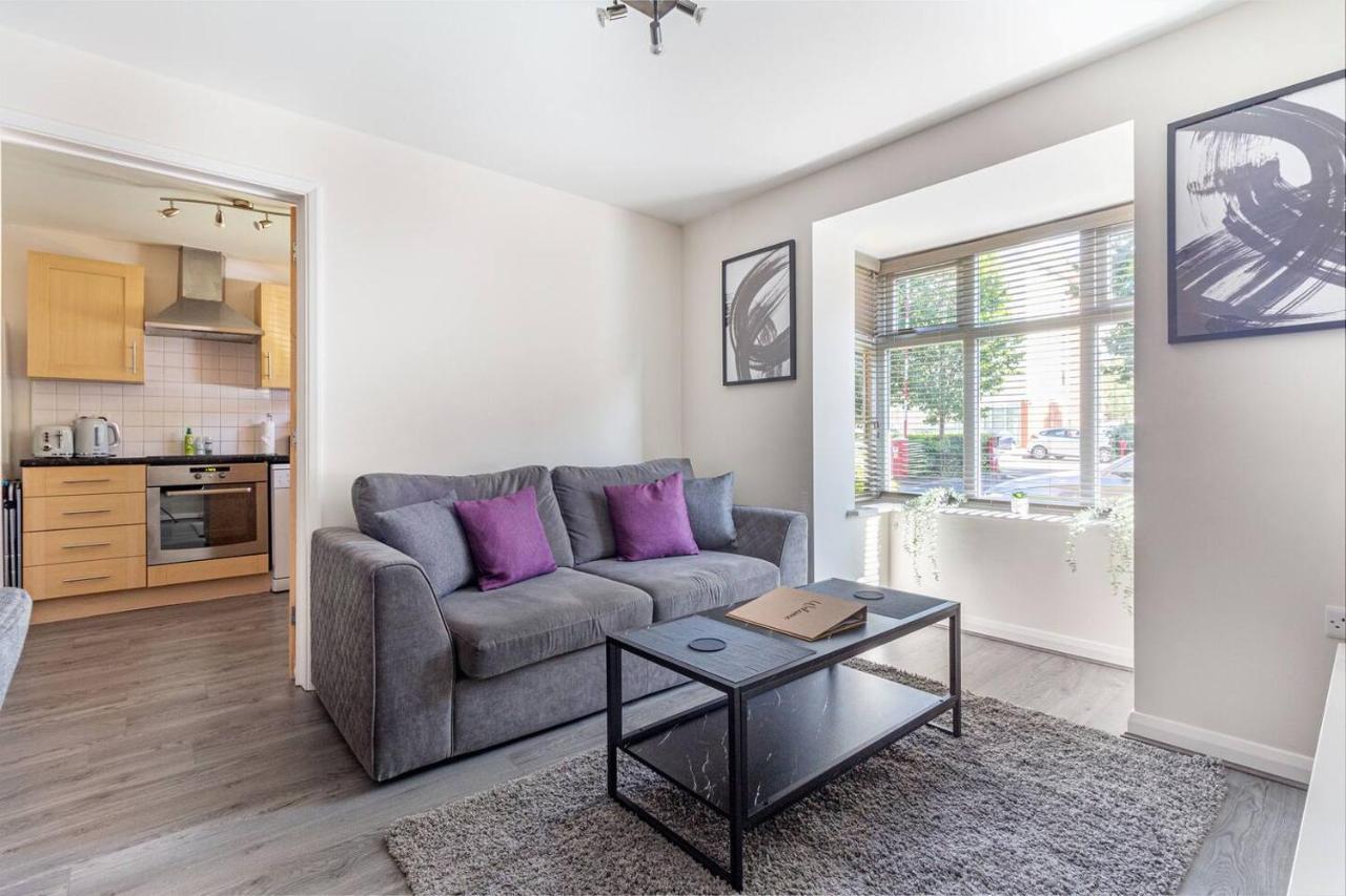 Lovely 2Bed Apt In Redditch, Free Wi-Fi & Parking Buitenkant foto