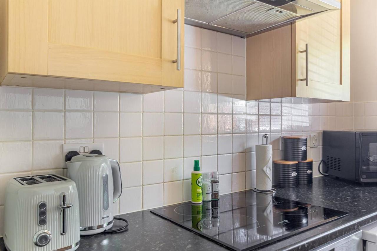 Lovely 2Bed Apt In Redditch, Free Wi-Fi & Parking Buitenkant foto