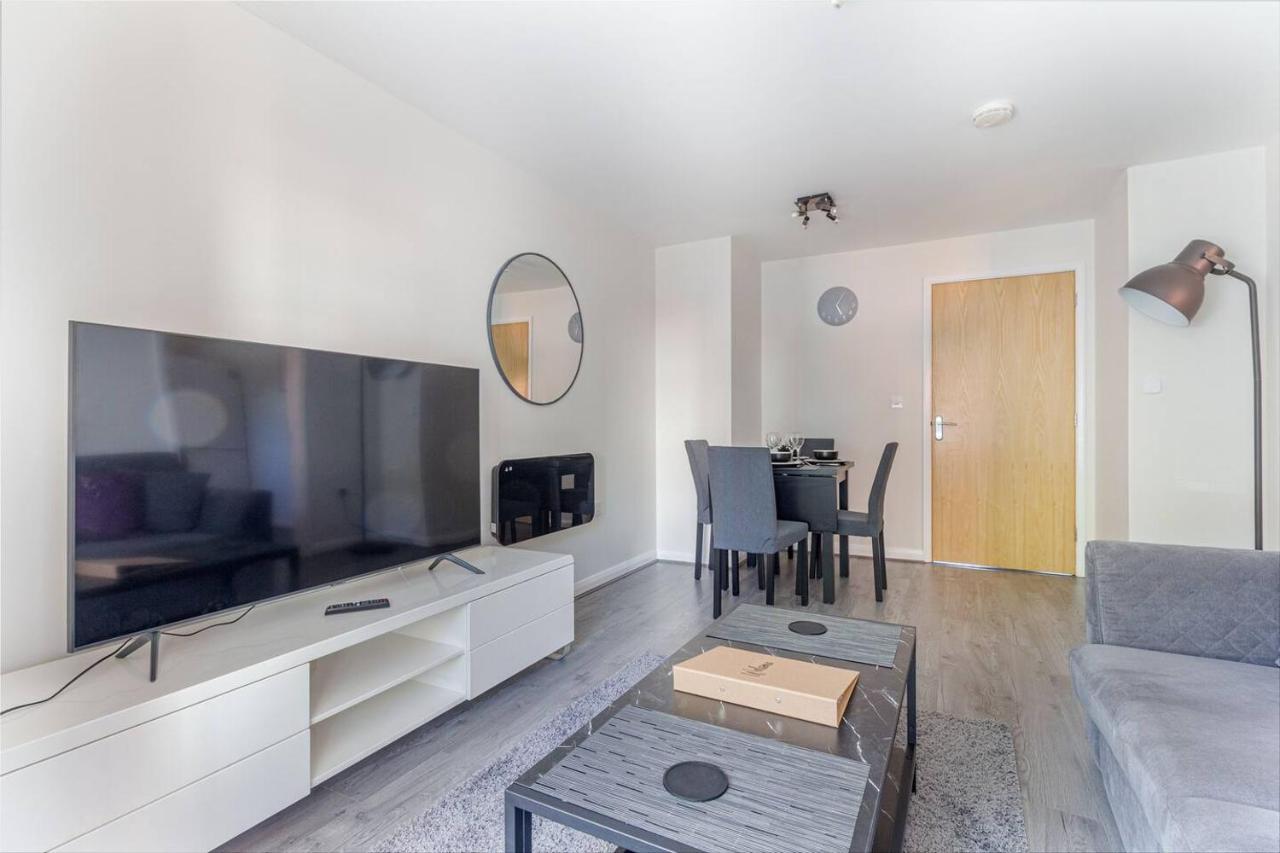 Lovely 2Bed Apt In Redditch, Free Wi-Fi & Parking Buitenkant foto