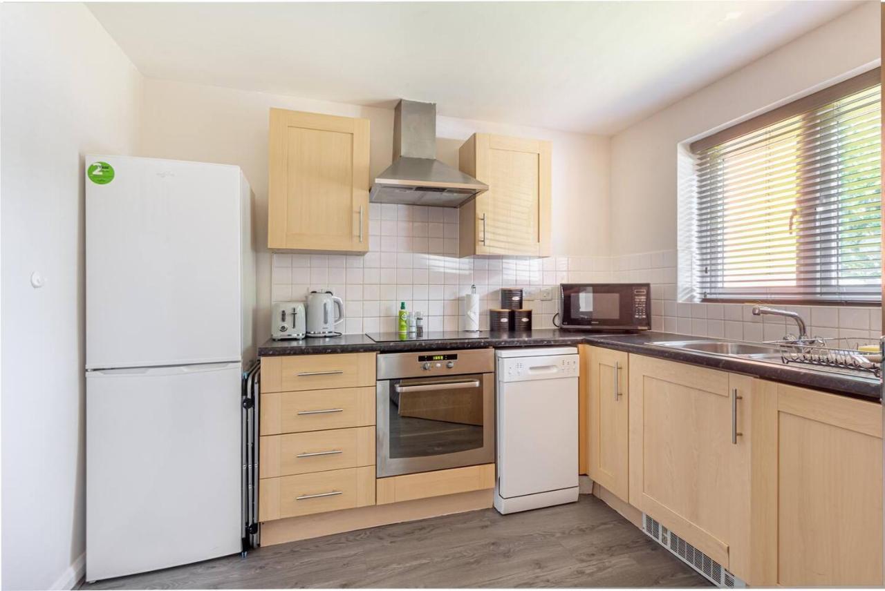 Lovely 2Bed Apt In Redditch, Free Wi-Fi & Parking Buitenkant foto